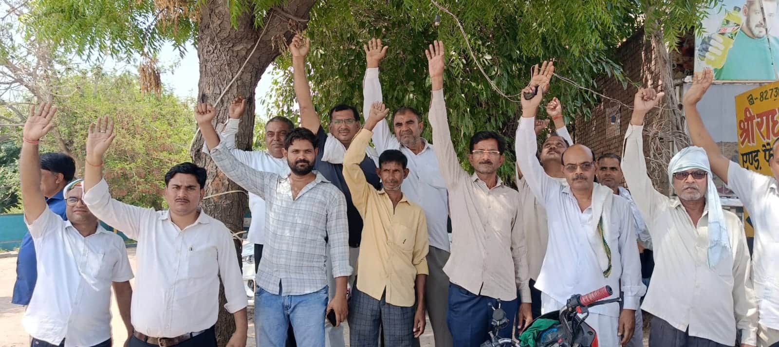 एनएचएआई अधिकारियों के खिलाफ नारेबाजी करते किसान। स्रोत संवाद