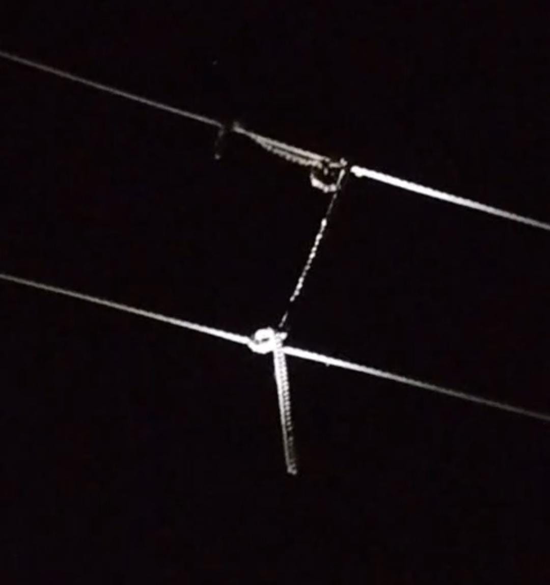 Power supply cut by throwing an iron chain onto the lines; cash and jewelry stolen from two houses.