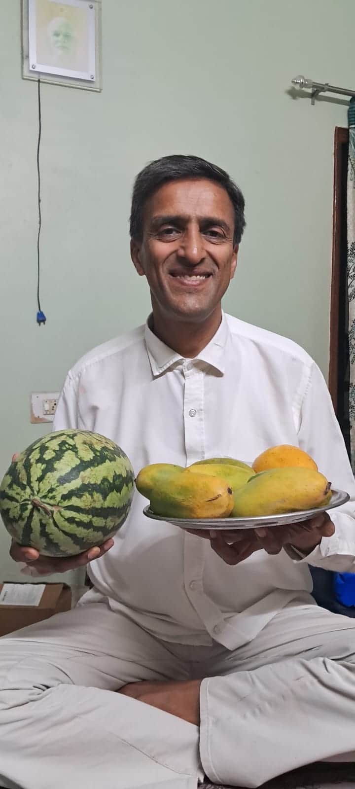 फोटो 10 नरवाना। फलाहार करते हुए बीके अश्वनी दीवान।