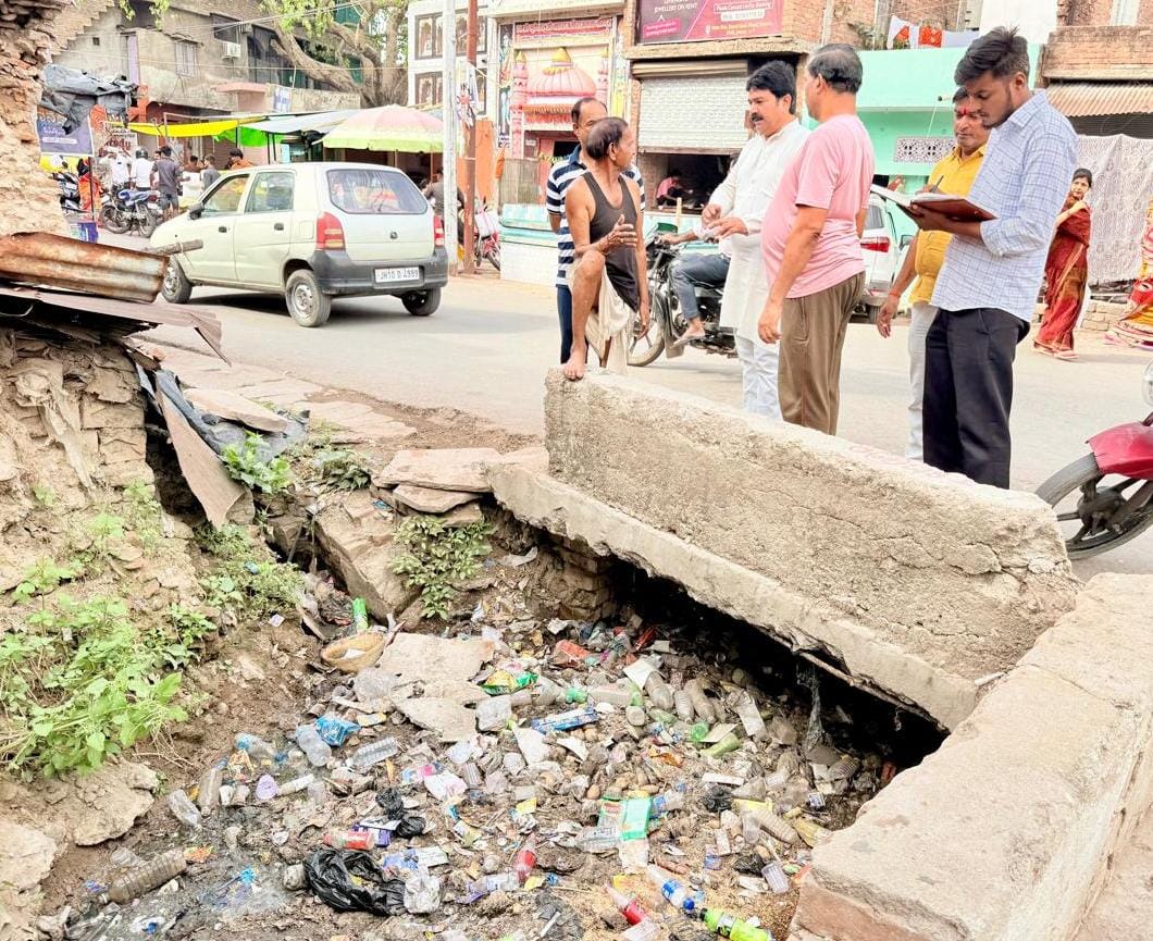 फोटो-11-कोंच के चंदकुआ चौराहे पर नालों की हालत देखते पालिकाध्यक्ष प्रदीप गुप्ता। संवाद