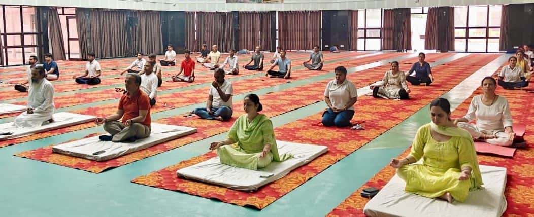 फोटो 16जेएनडी03-सीआरएसयू में शिविर में योग करते साधक-साधिकाएं। स्रोत प्रशासन