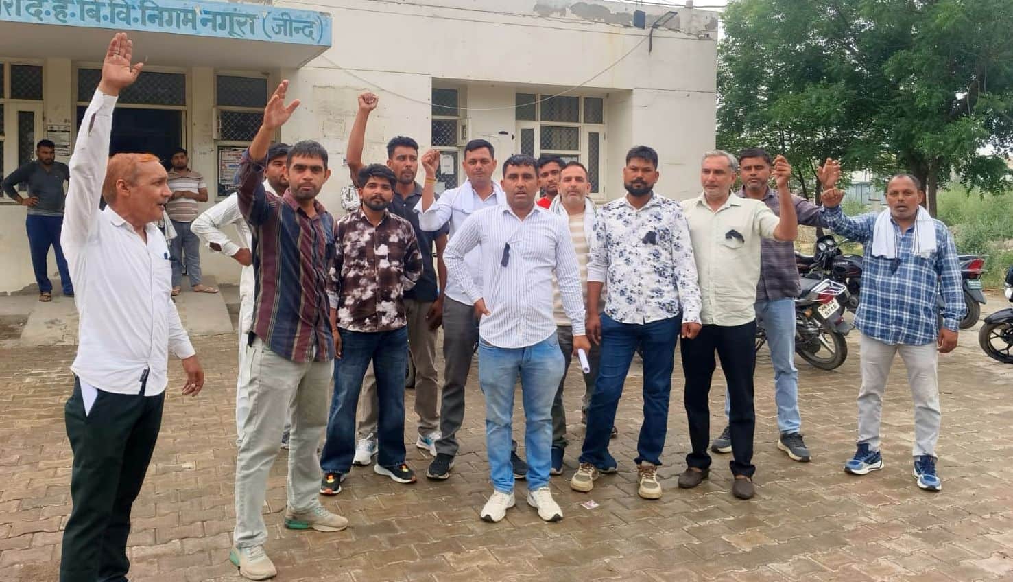 फोटो 16जेएनडी11-सब डिवीजन नगूरां में बैठक के दौरान नारेबाजी करते कर्मचारी। स्रोत कर्मचारी