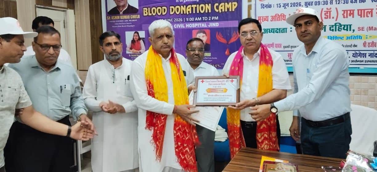 फोटो 16जेएनडी18-राजेश कौशिक को प्रशस्ति पत्र देकर सम्मानित करते हुए। स्रोत सदस्य