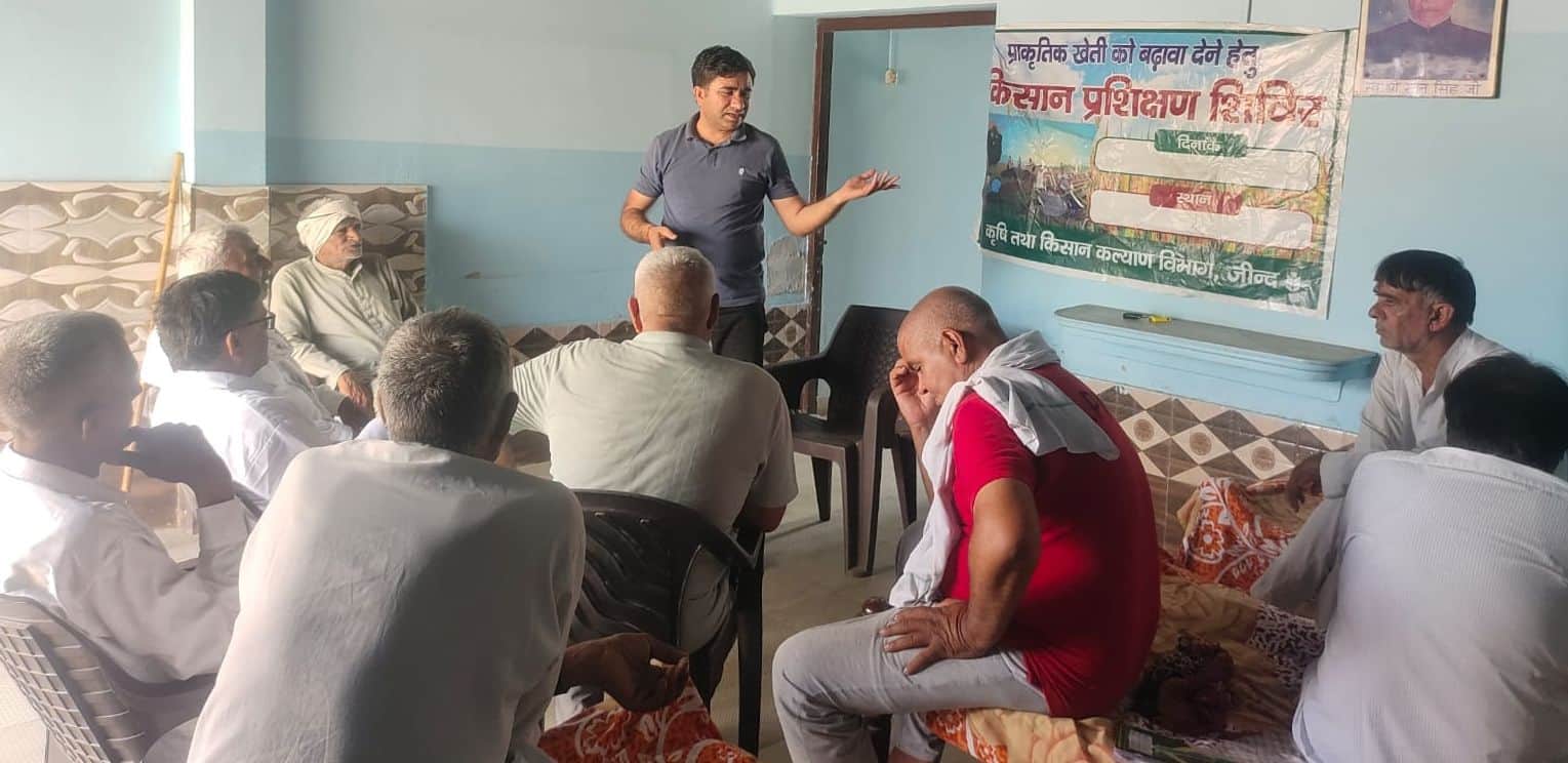 फोटो 16जेएनडी19-करसिंधु गांव में किसानों को संबोधित करते हुए सहायक प्रोद्योगिकी प्रबंधक राजेश क