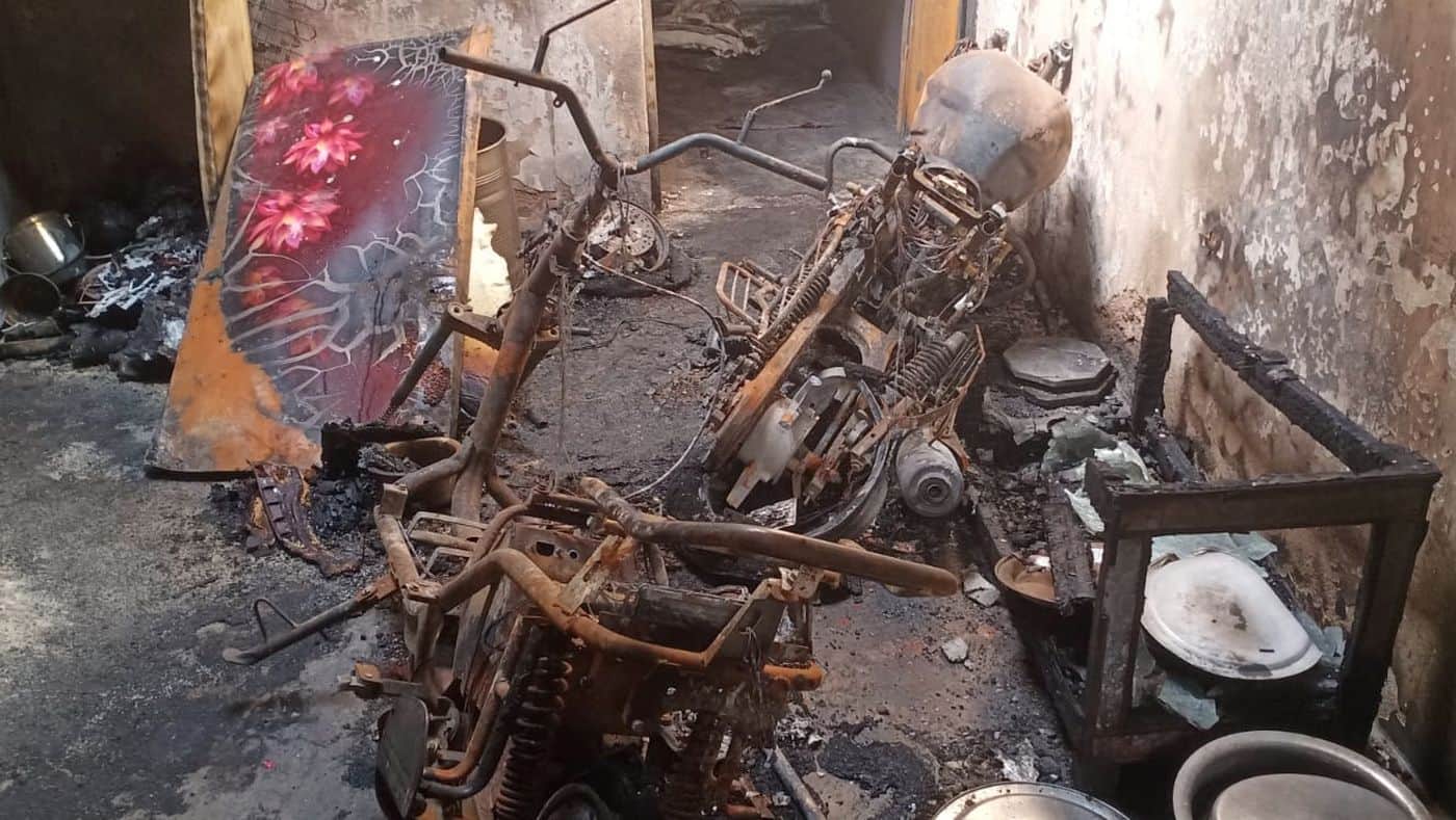 फोटो 17 एमएएचपी 02 परिचय-आग की घटना में जली बाइक, स्कूटी व अन्य सामान। संवाद