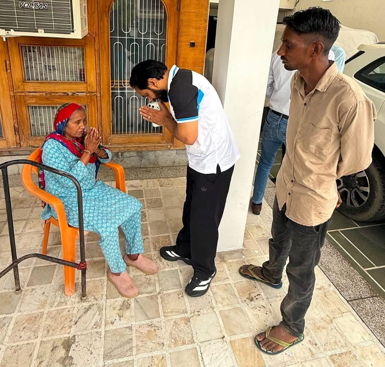 The MLA left his chair and went out to meet a disabled woman.
