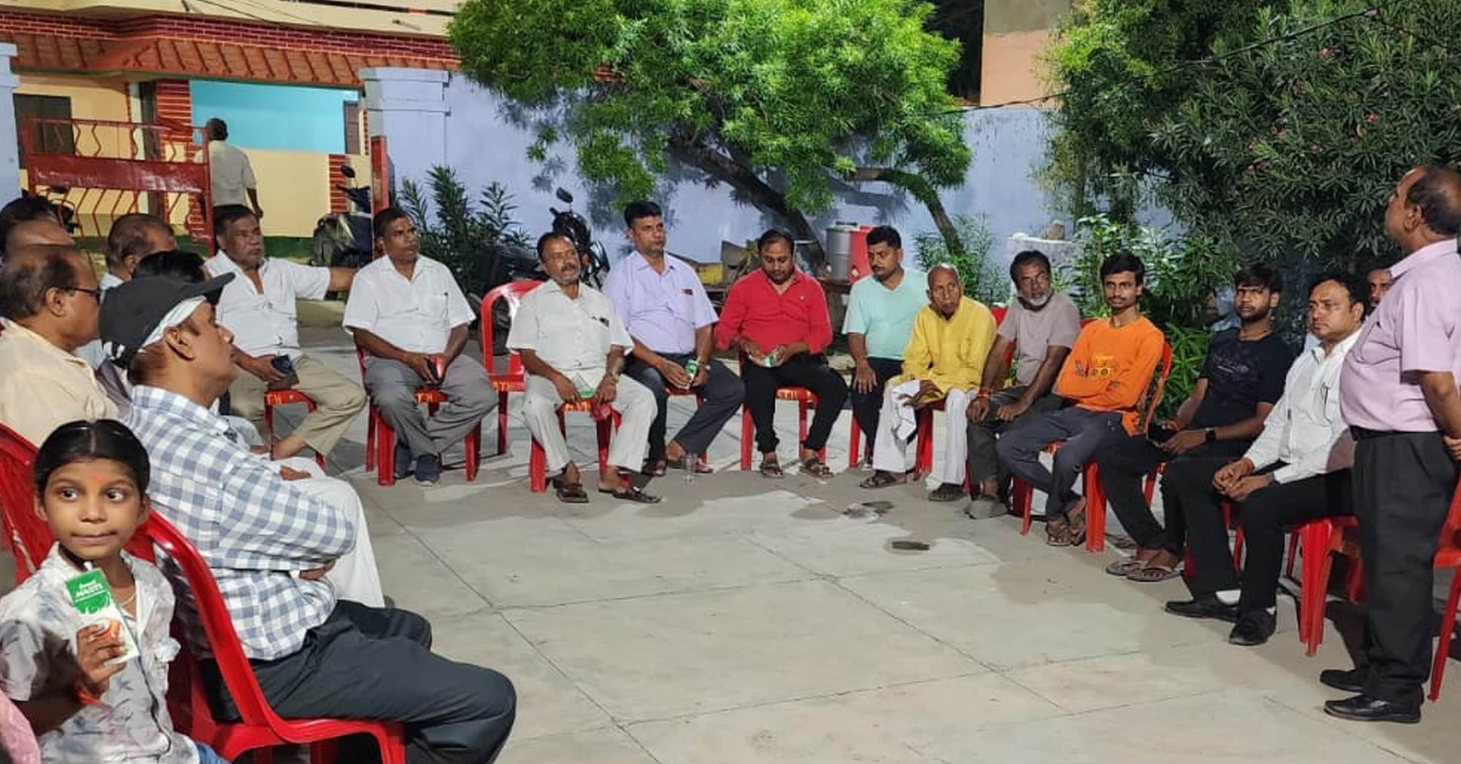 फोटो-18-बलरामपुर के श्री चित्रगुप्त मंदिर में आयोजित बैठक में मौजूद लोग ।-स्रोत: आयोजक