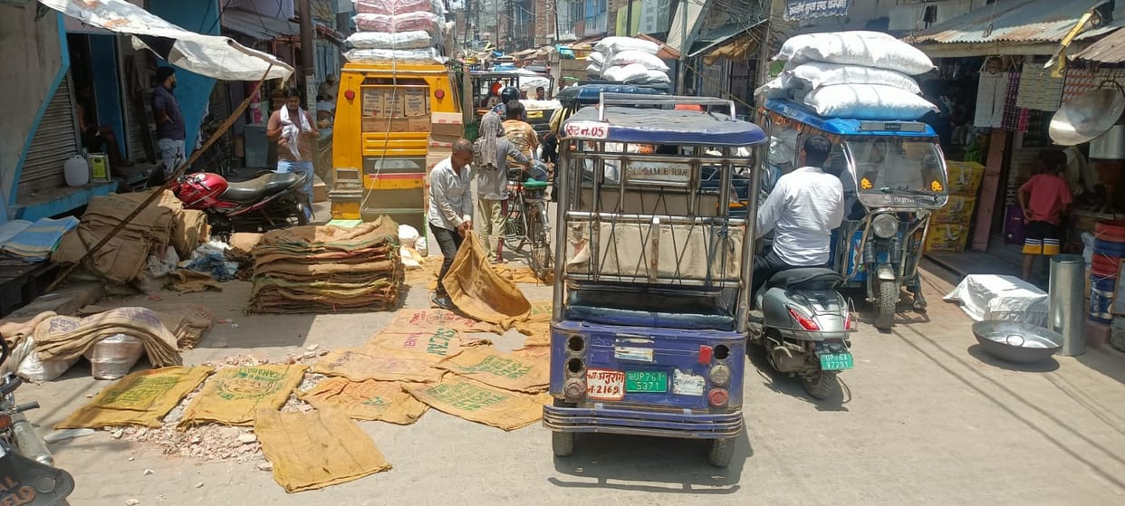 Street vending causes a long traffic jam in the market.