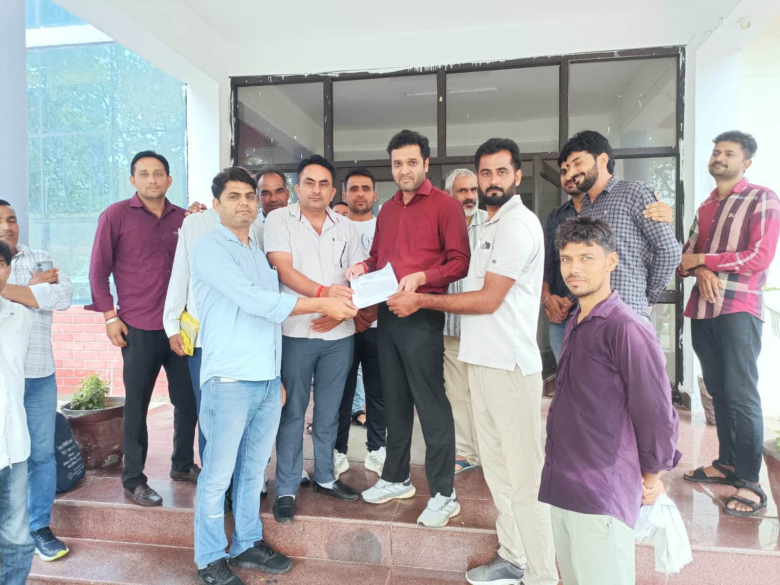 फोटो 2 नरवाना। कार्यकारी अभियंता सौरभ गर्ग को ज्ञापन सौंपते हुए कर्मचारी। स्रोत कर्मचारी।
