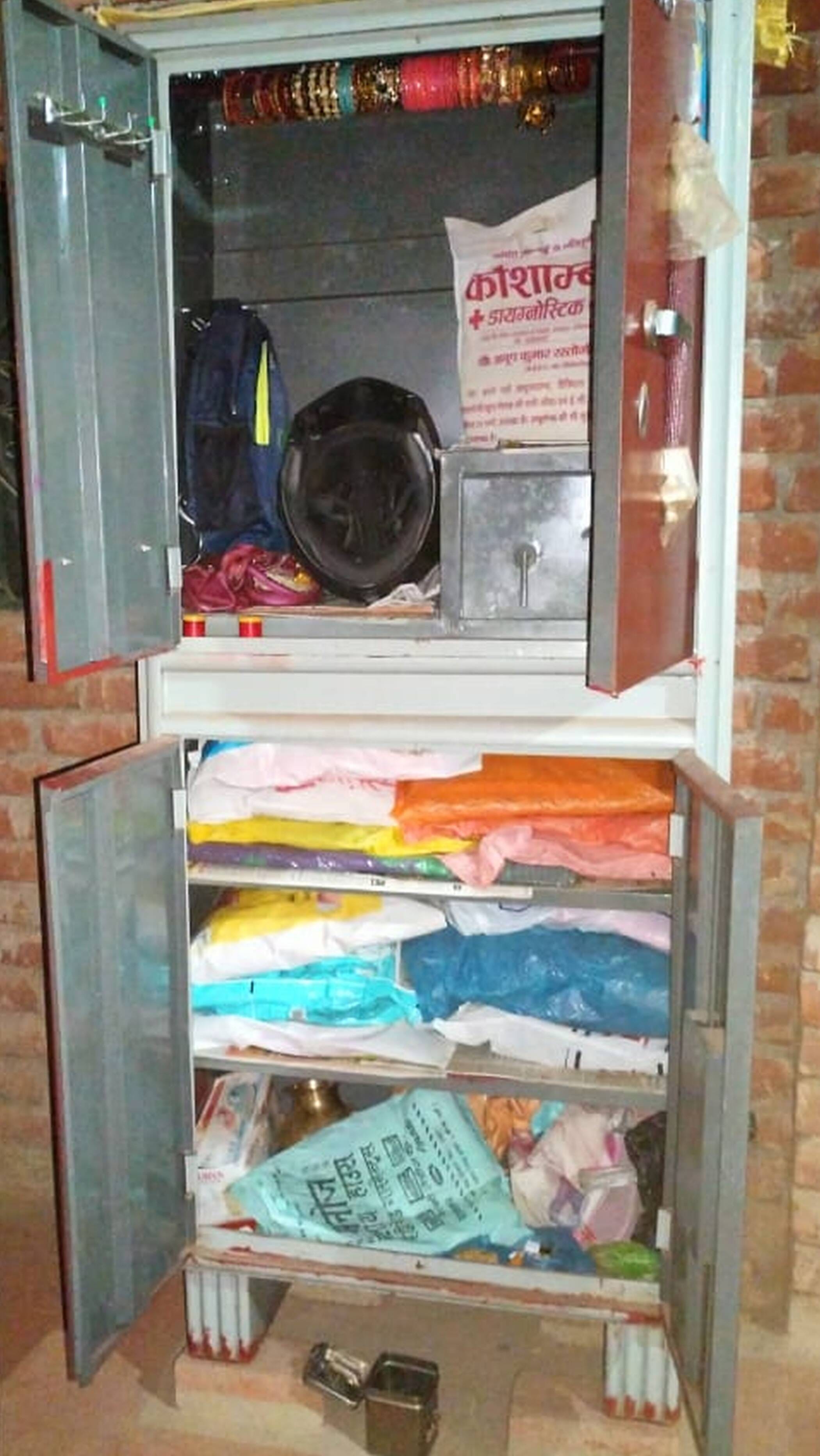 फोटो-20-गोदौंरा गांव में चोरी के बाद खुली पड़ी अलमारी। संवाद