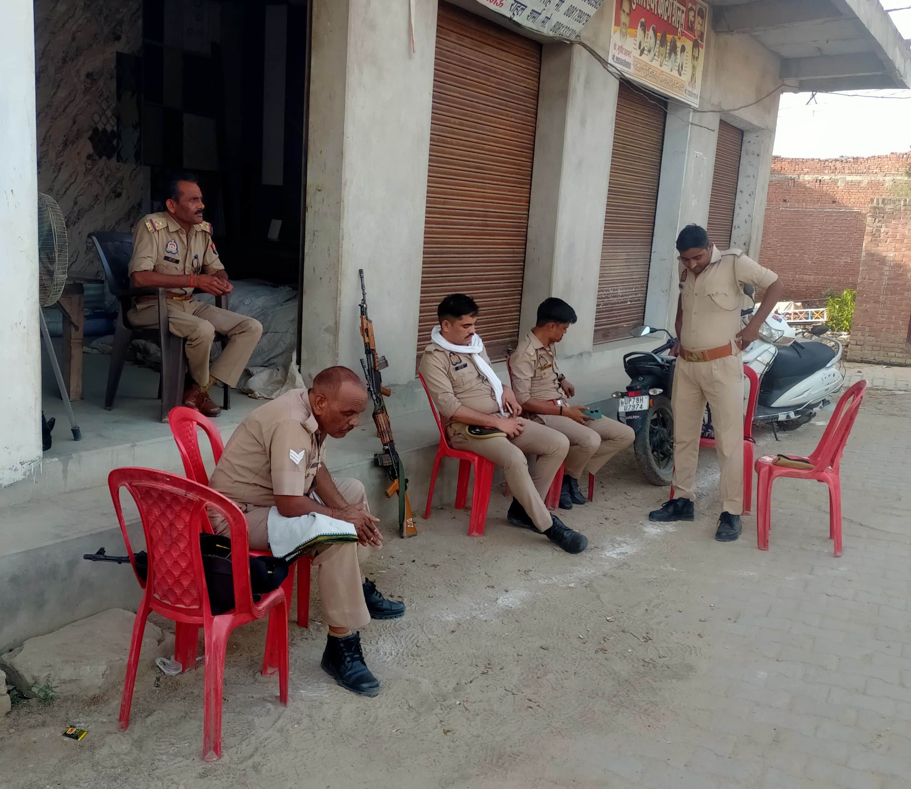 फोटो-21- निर्माणाधीन मंदिर के सामने तैनात पुलिस। संवाद