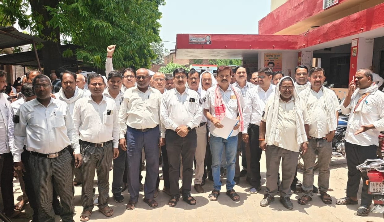 Advocates protest against e-registration