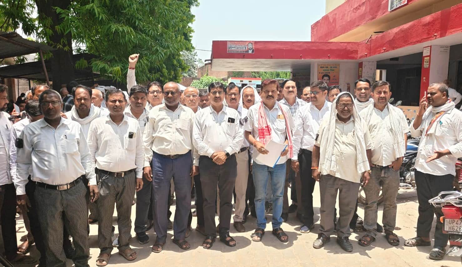 फोटो-22-बलरामपुर के उतरौला में प्रदर्शन करते अधिवक्ता ।-संवाद