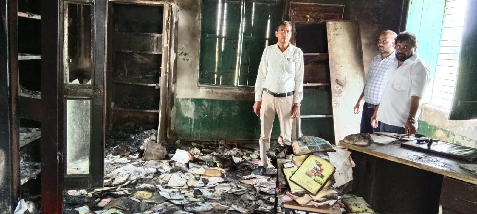 फोटो 31 प्राथमिक विद्यालय बरौली में आग लगने से हुए नुकसान को देखते प्रधानाध्यापक और शिक्षक। संव