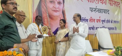 फोटो-37 नगर पालिका परिषद कार्यालय में हुए कार्यक्रम में नामित सभासद को सम्मानित करतीं पालिका अध