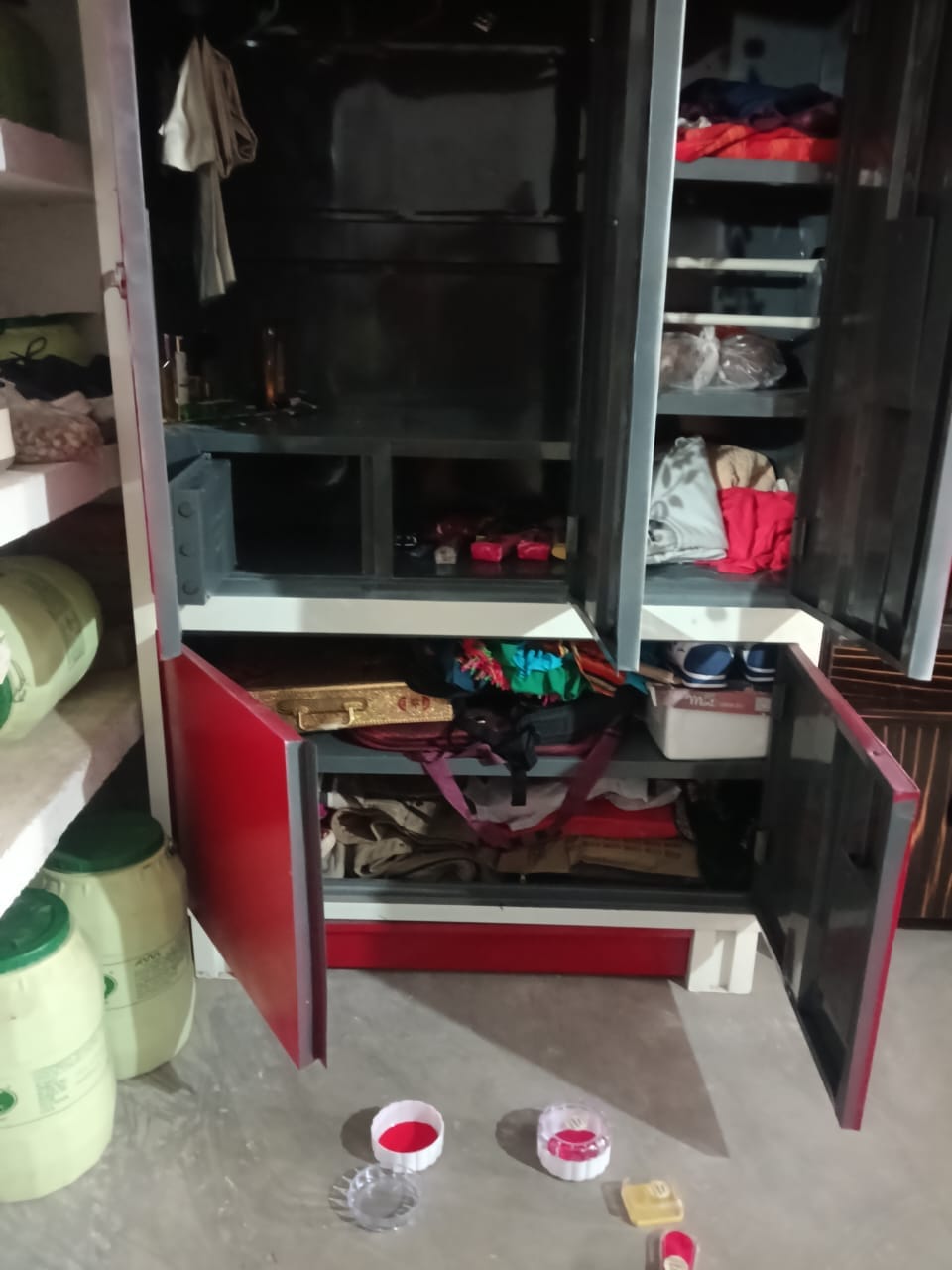 फोटो-4  गांव गनपतपुर में चोरी के बाद खुली पड़ी अलमारी। संवाद