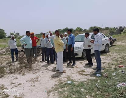 Farmers adamant on the complete measurement of the village access road.Farmers adamant on the complete measurement of the village access road.