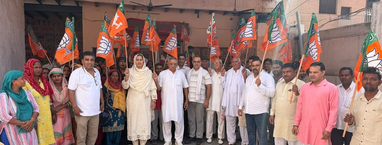 BJP workers, led by Chairperson Saroj Rathi, arrived at the Munimpur rally.