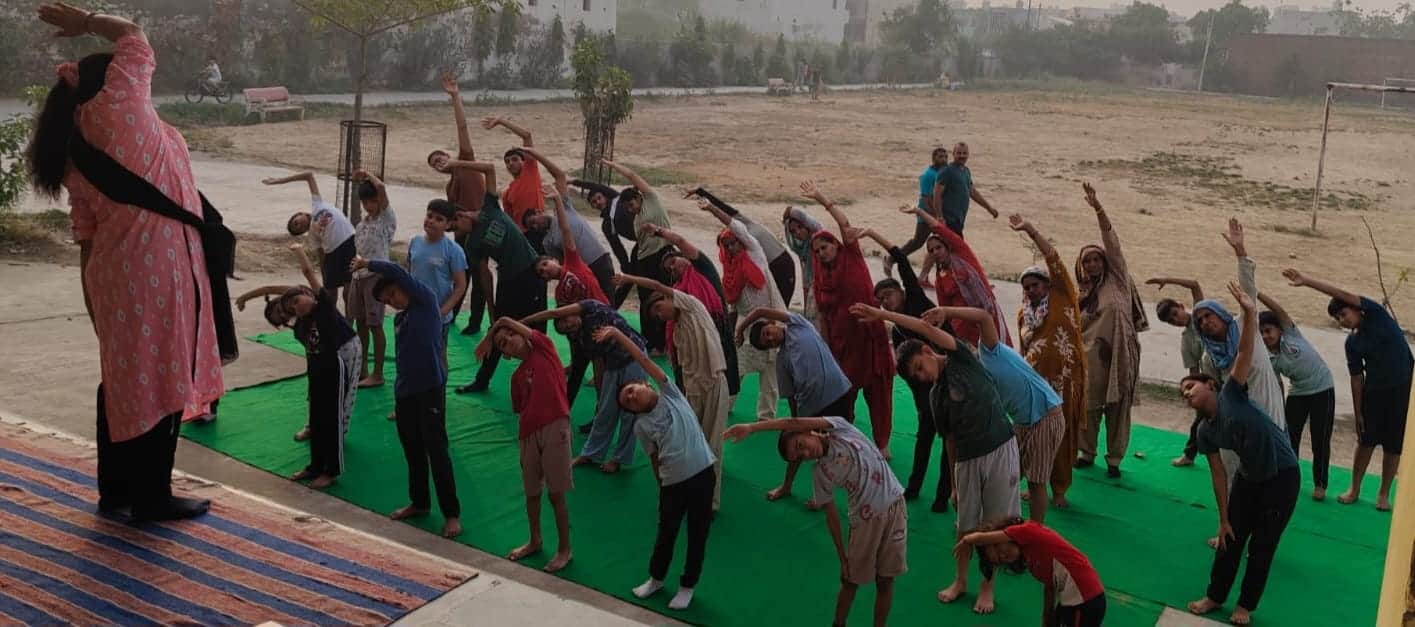 -फोटो 83 : सांखोल के स्टेडियम में योगाभ्यास करते बच्चे। स्रोत कॉलेज