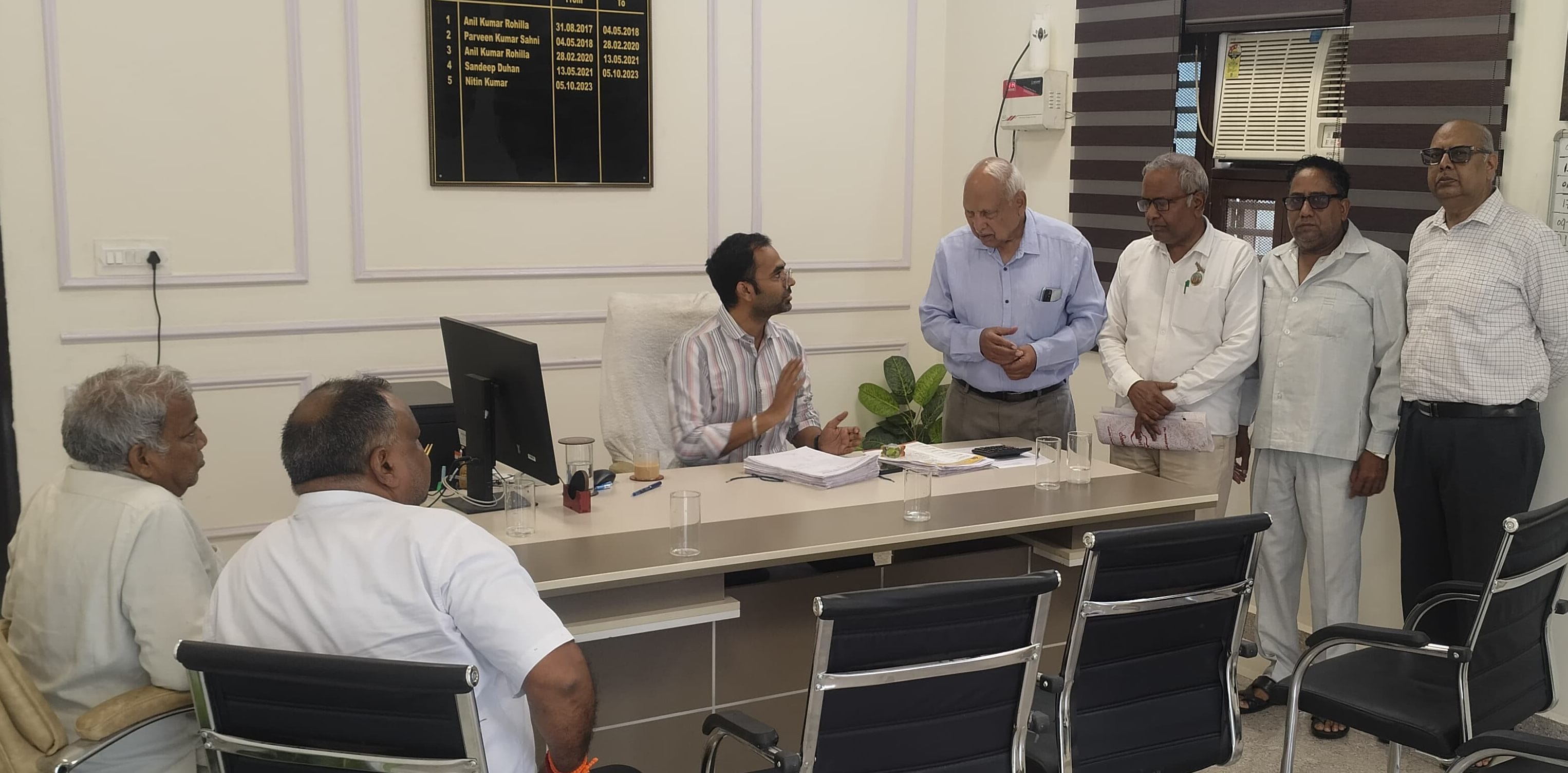 -फोटो 87 : जन स्वास्थ्य विभाग के एक्सईएन को मांग पत्र सौंपते अग्रवाल कॉलोनी सुधार समिति पदाधिका
