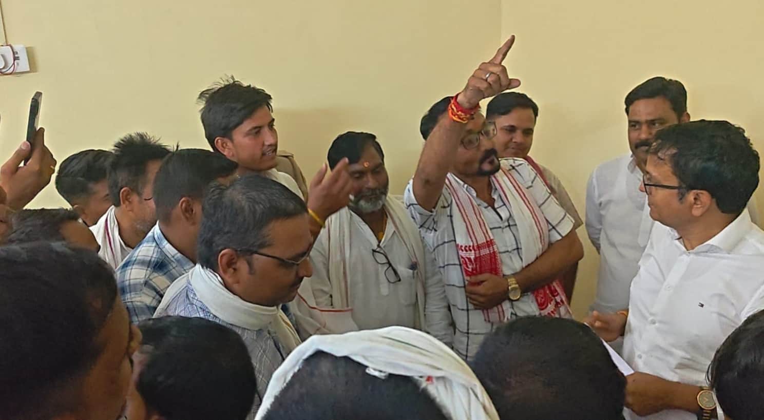 फोटो परिचय। सड़क निर्माण के लिए सांसद भदोही डॉ. विनोदकुमार बिंद को ज्ञापन सौंपते हंडिया के ग्रा