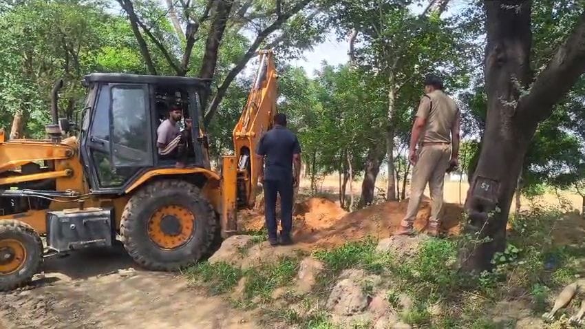 Mortar shell found during canal cleaning; bomb disposal squad inspects it.