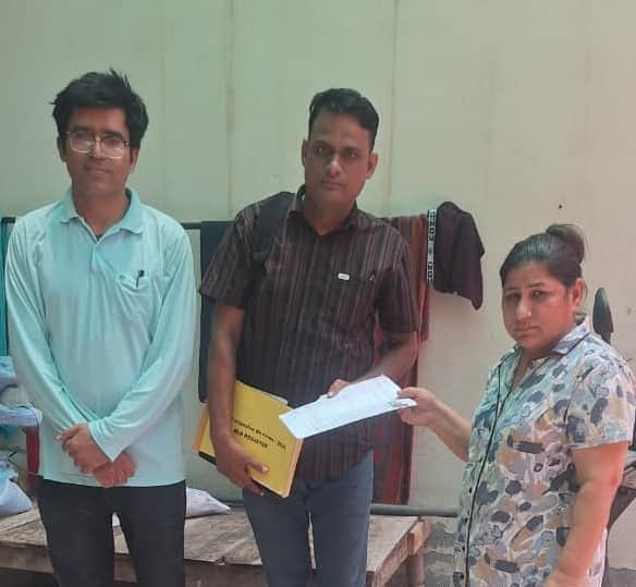 फतेहाबाद। बूथ पर गणना प्रपत्र वितरित करते हुए संबंधित बीएलओ। प्रशासन