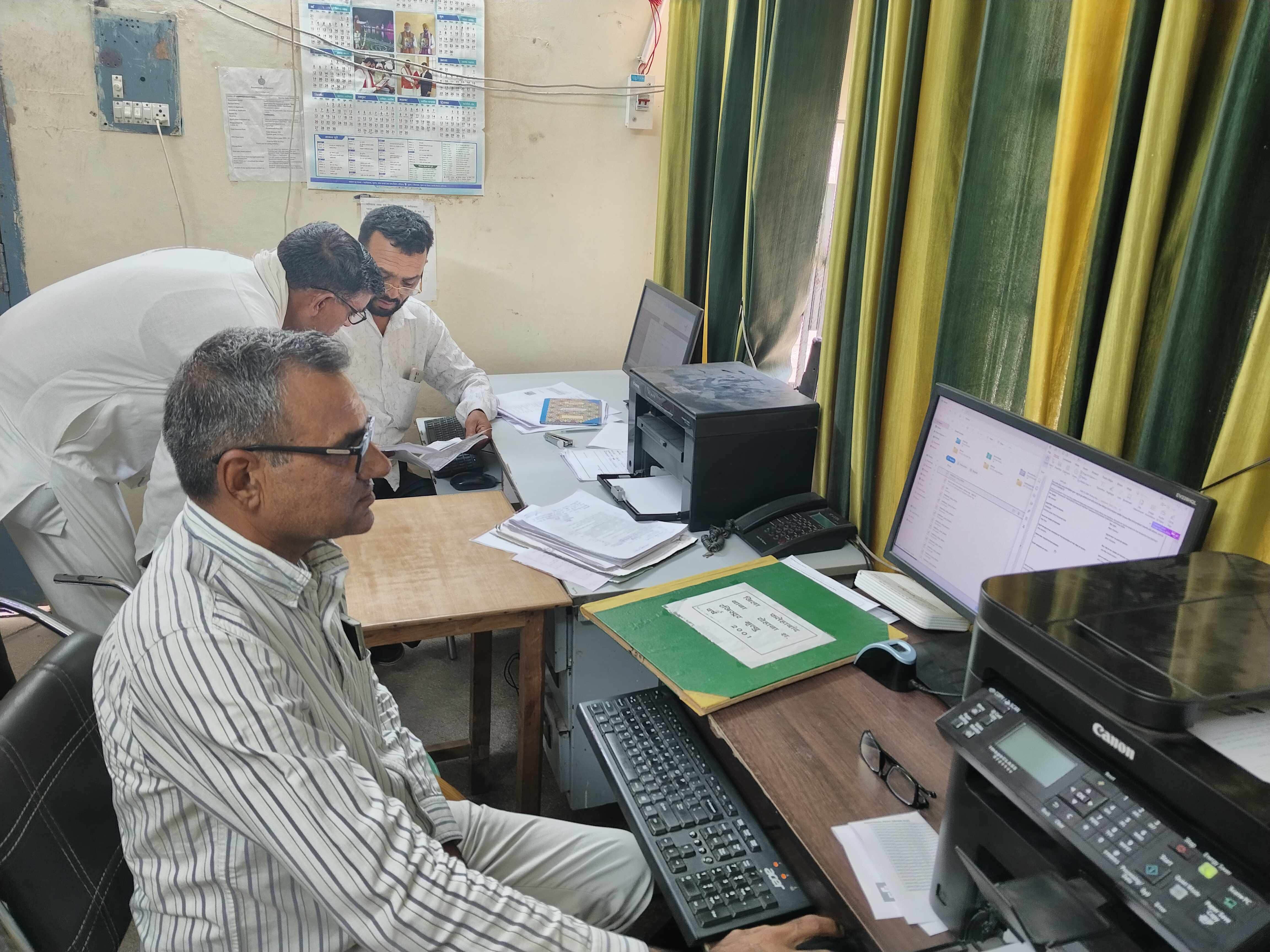 फतेहाबाद के नागरिक अस्पताल में जन्म प्रमाण का रिकॉर्ड जांचते हुए अधिकारी संवाद