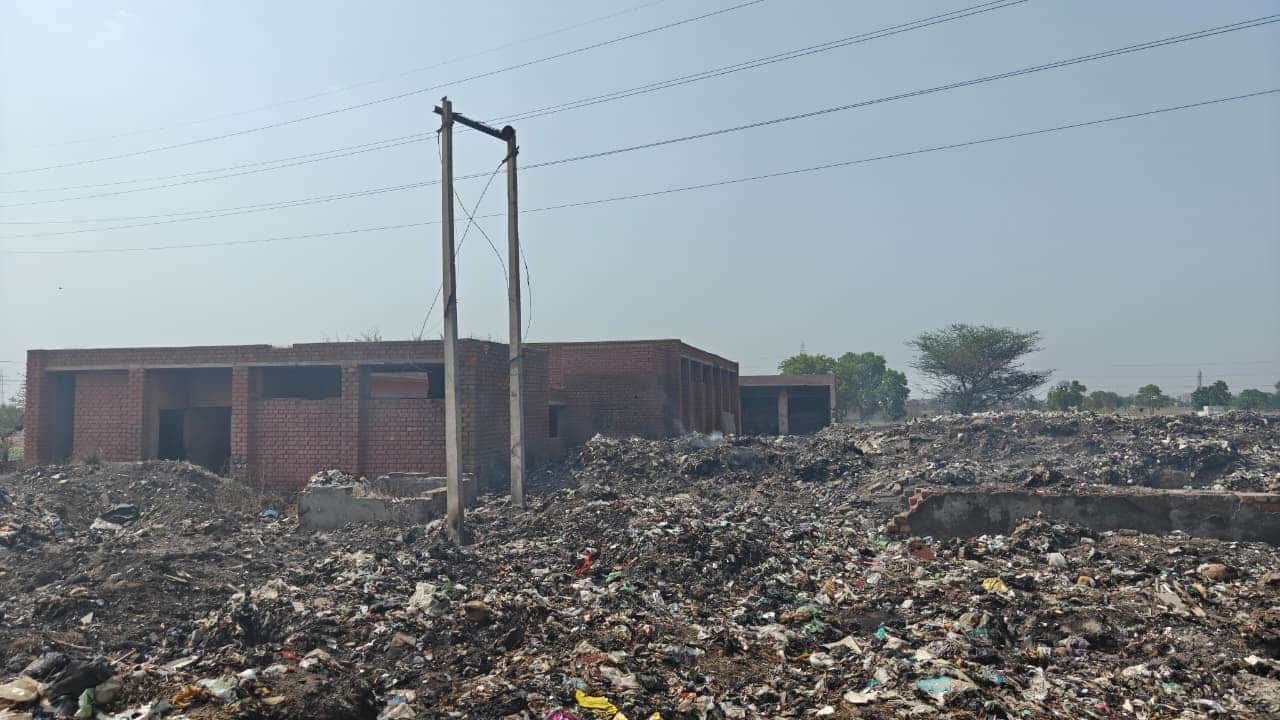 फतेहाबाद। शहर के बीघड़ रोड पर बना स्लाटर हाउस जहां कूड़े के ढेर लगे हुए है। संवाद