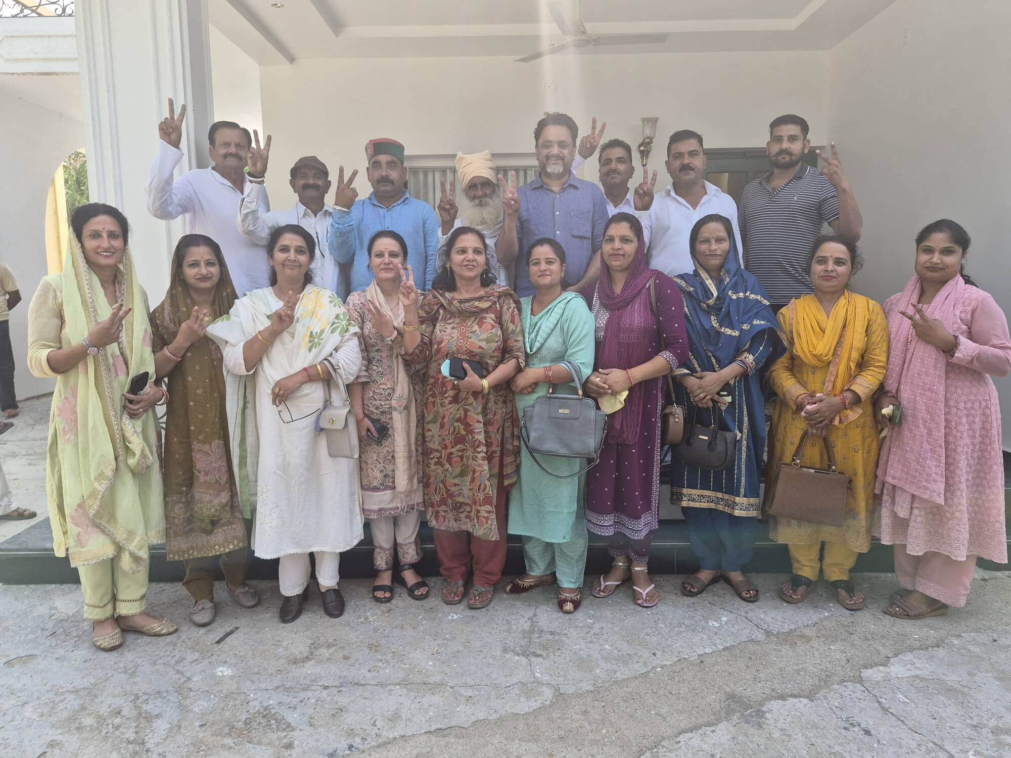 फतेहपुर ब्लॉक समिति के चेयरमैन व बाईस चेयरमैन विधायक भवानी सिंह पठानिया के साथ। स्रोत: जागरूक प