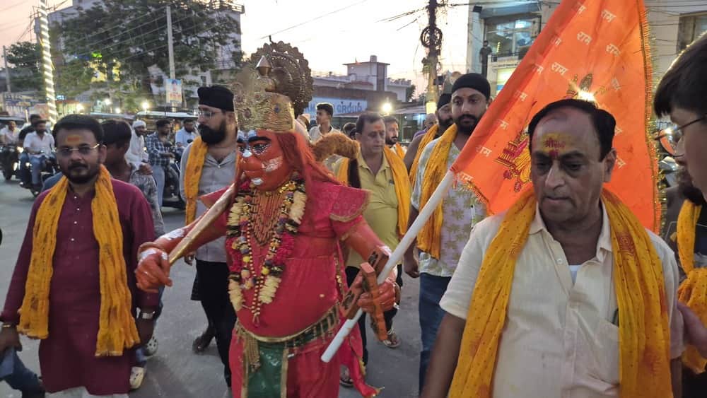 An adorned tableau of Hanuman was displayed, and the atmosphere became imbued with devotion through bhajans and kirtans.