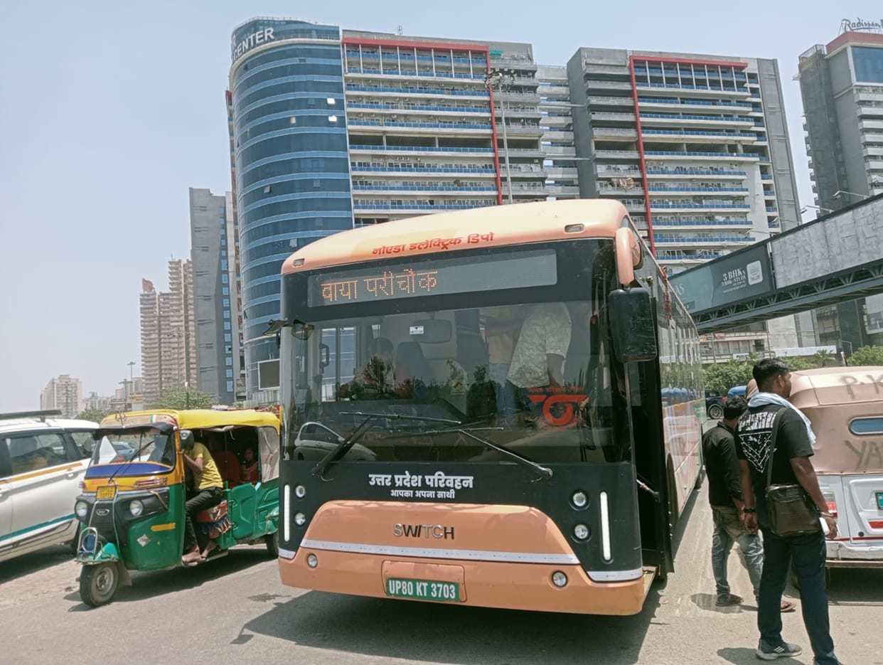 After protests from auto drivers, the driver had to move the bus forward.