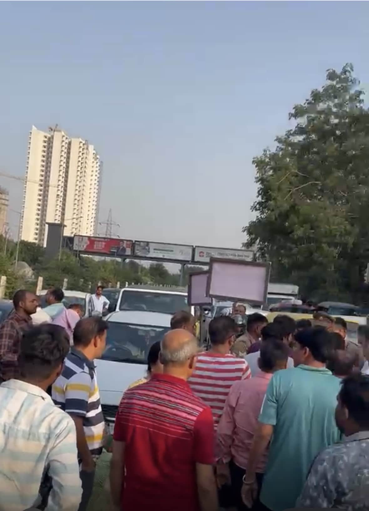 ग्रेटर नोएडा के यथार्थ हॉस्पिटल और हनुमन मंदिर चौक के बीच की सड़क को ईको विलेज - 1 के निवासियों