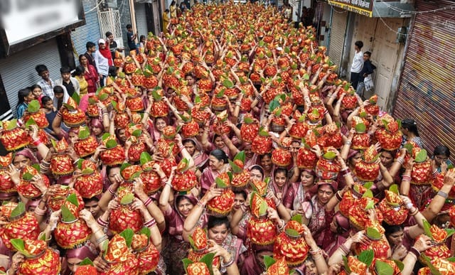 Shyam devotees took out a grand Kalash Yatra amidst the rain.