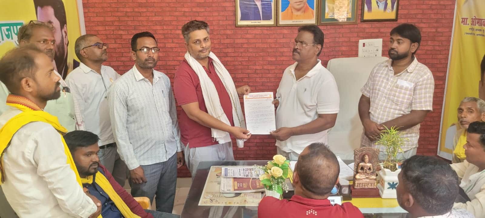 हंसराजपुर स्थित कार्यालय में जखनिया विधायक बेदी राम को ज्ञापन सौंपते सामाजिक संगठन मातृभूमि के 