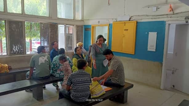 ईएसआई अस्पताल में उपचार के लिए पहुंचे लोग। संवाद
