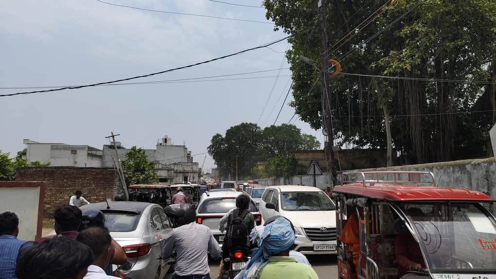 जीआईसी प्रवेश गेट के सामने जाम में फसें वाहन।