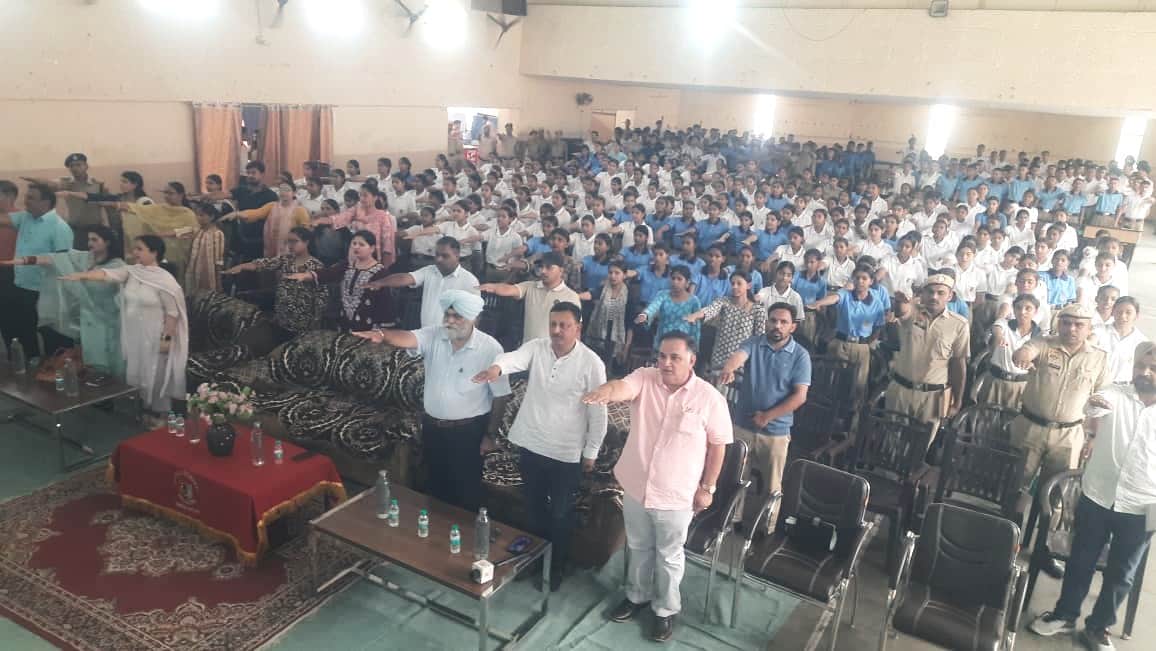 जागरूकता कार्यक्रम के दौरान नशा न करने की शपथ लेते मुख्य अतिथि, अधिकारी, कर्मचारी व एनसीसी कै
