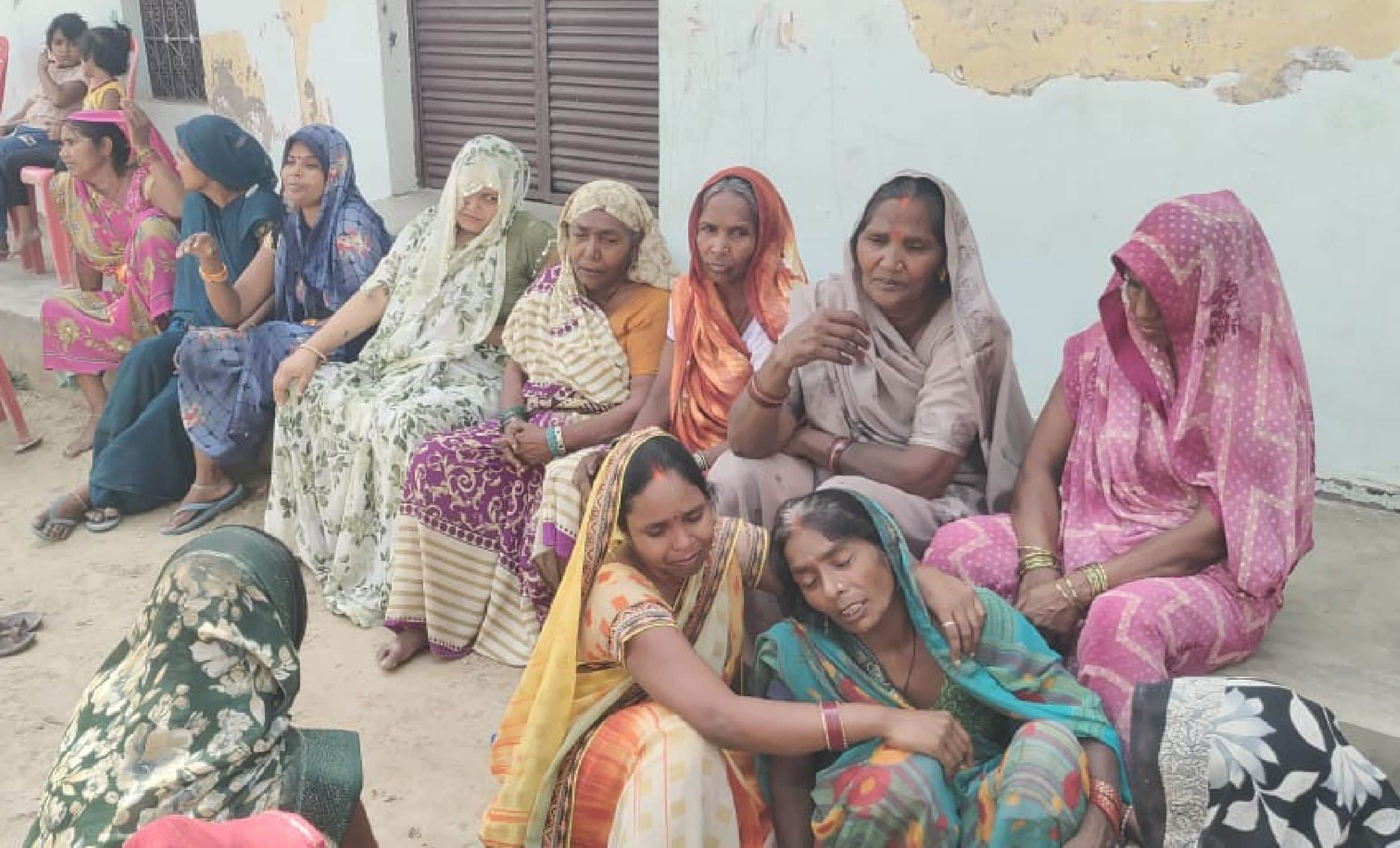 जगदीशपुर स्थित मिश्रौली गांव के लाल का पुरवा में रोते-बिलखते परिजन। -संवाद