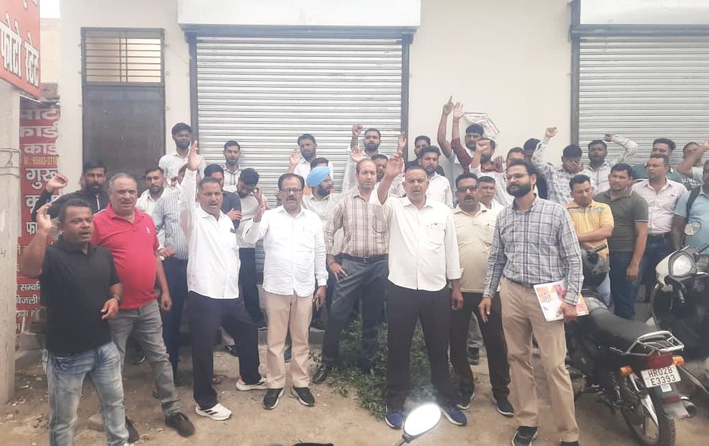 Electricity department employees staged a protest against the SDO