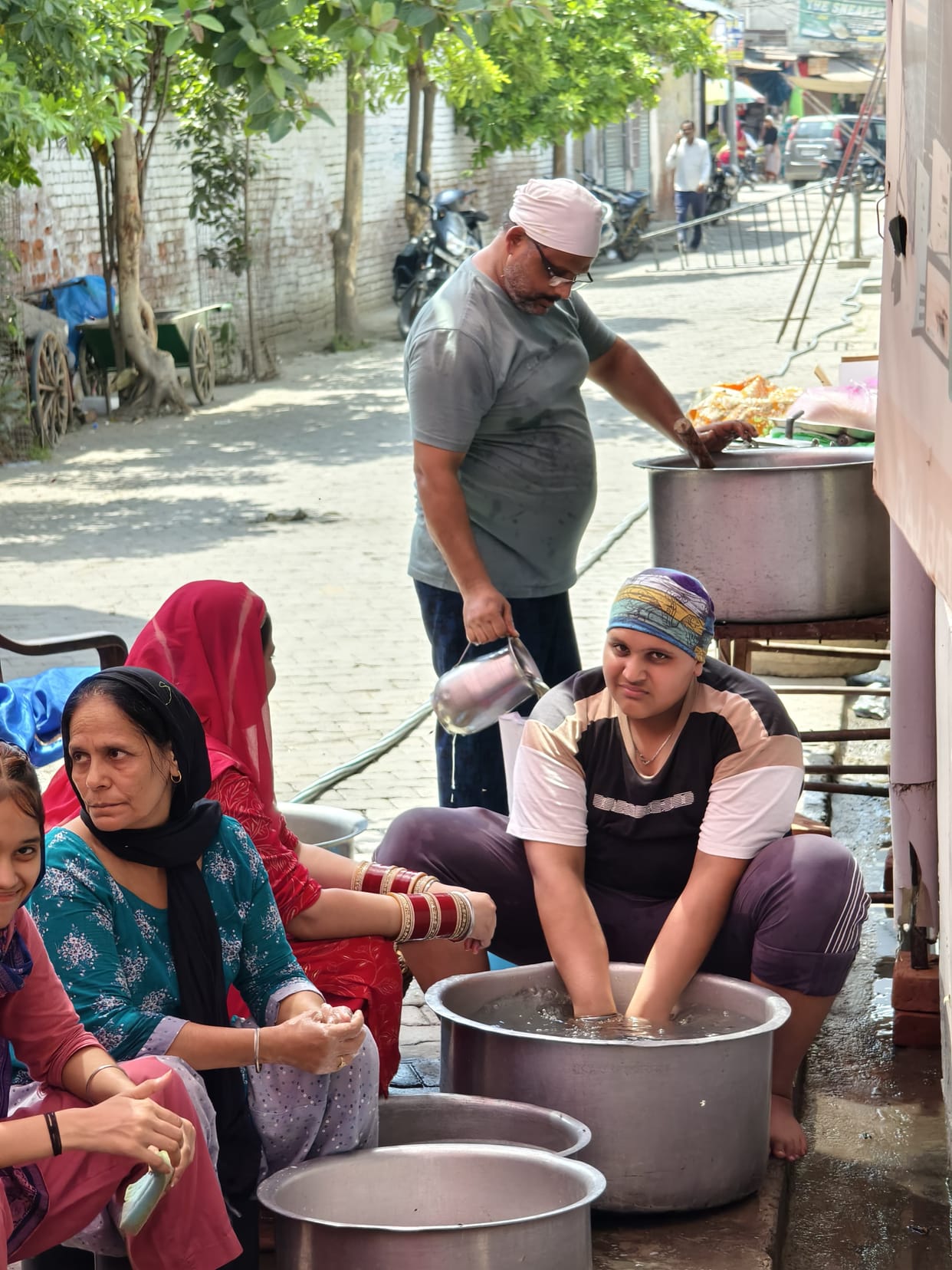 Langar organized to mark the martyrdom of Guru Arjan Dev.