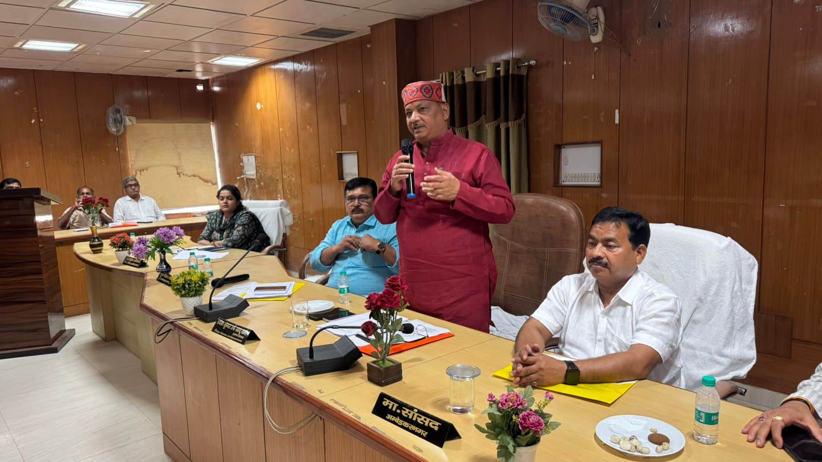 .जिला पंचायत सभागार में बुधवार को बोर्ड बैठक को संबाेधित करते जिपं अध्यक्ष श्याम सुंदर वर्मा उ