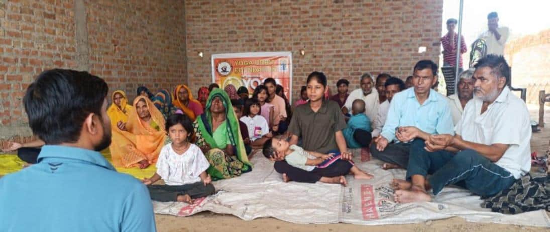 जलेसर के गांव मोहनपुर में योग फॉर हेल्दी एजिंग' थीम पर ग्रामीणों को सेहत के गुर सिखाते योग प्र