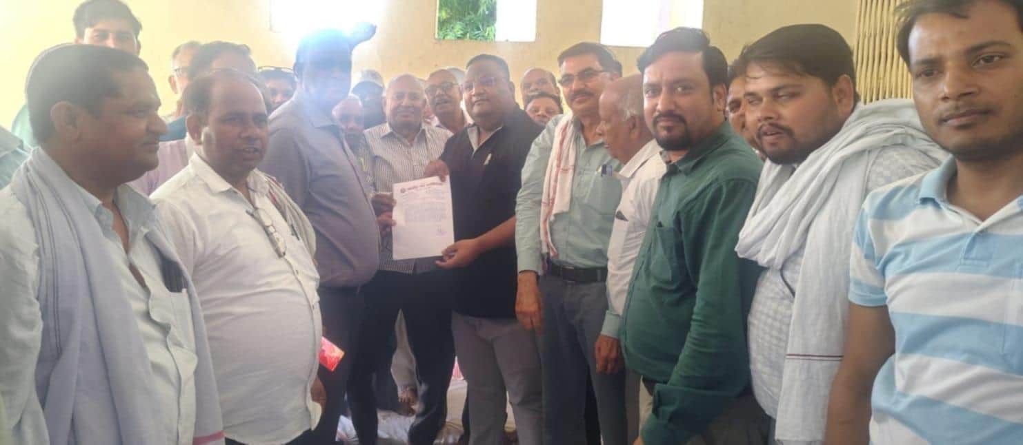 जलेसर तहसील में ई-रजिस्ट्रेशन प्रणाली के विरोध में ज्ञापन सौंपते अधिवक्ता। संवाद