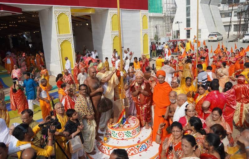 जैन मंदिर में ध्वजारोहण के दौरान मौजूद रवींद्रकीर्ति स्वामी व जैन श्रद्धालु।
