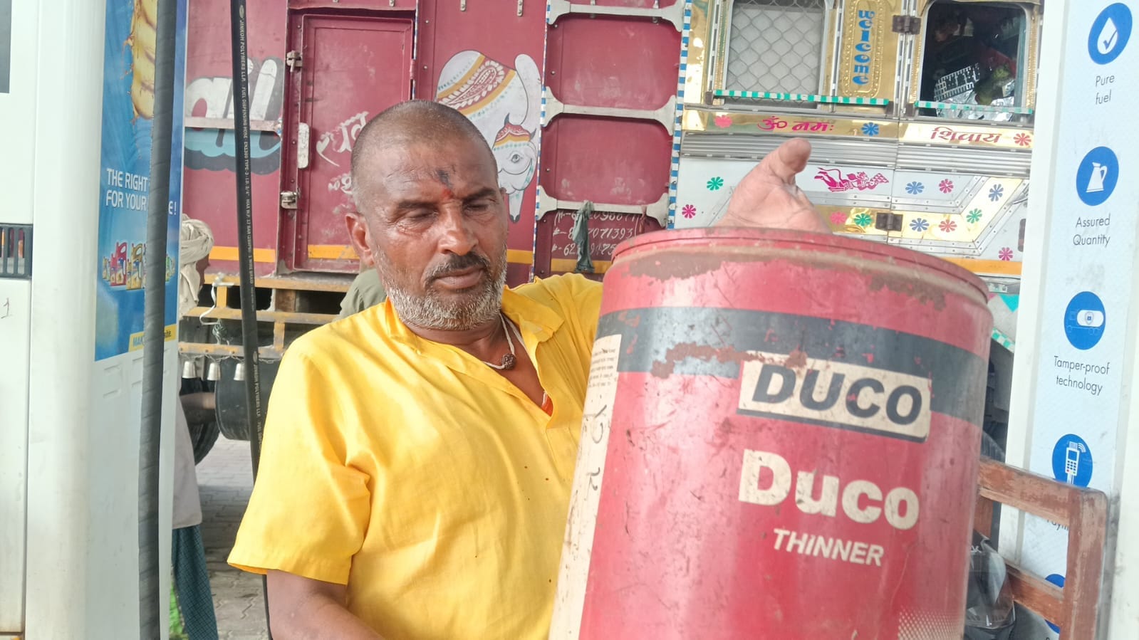 जरीकेन दिखाते रामकुमार मिश्रा।