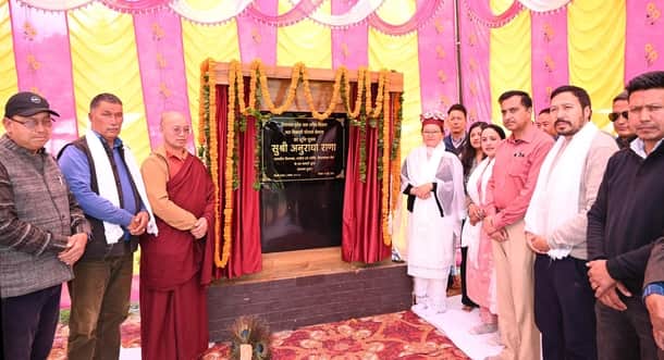 केलांग में सीवरेज योजना का भूमि पूजन करती विधायक अनुराधा राणा।-संवाद