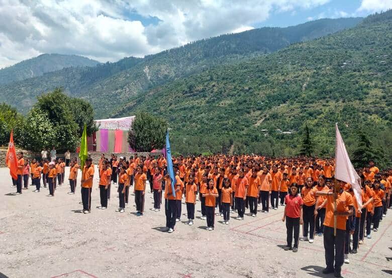 कुल्लू में सरस्वती विद्या मंदिर बाशिंग में तीन दिवसीय जिला स्तरीय खेलकूद प्रतियोगिता में भाग ले