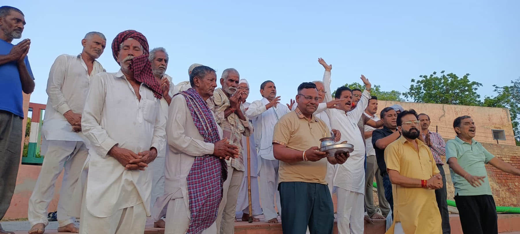 कलायत के प्राचीन कपिल मुनि सरोवर तट पर संध्या तीर्थ आरती में शामिल श्रद्धालु।