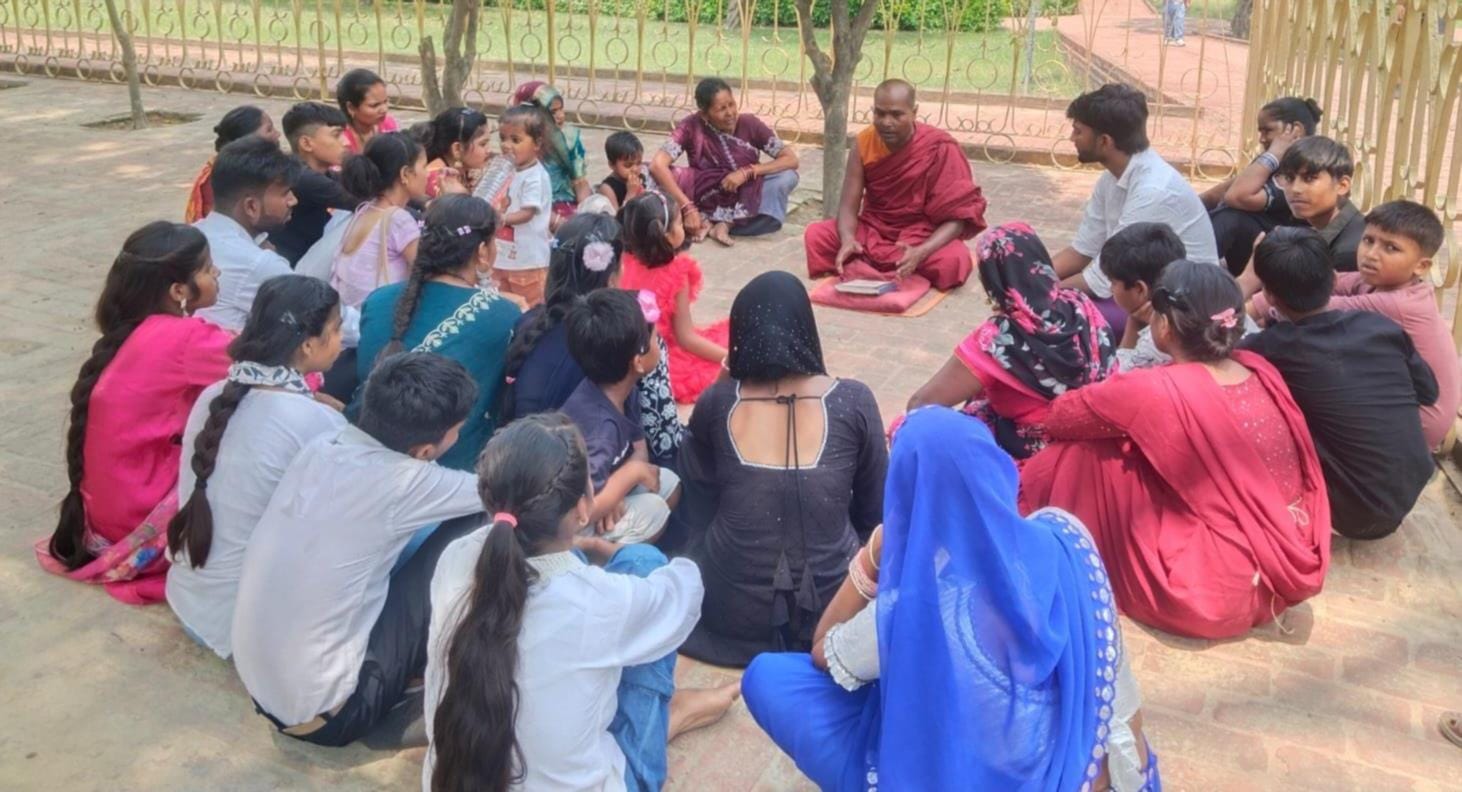 कौशाम कुटी पर पूजा करते बौद्ध अनुयायी।